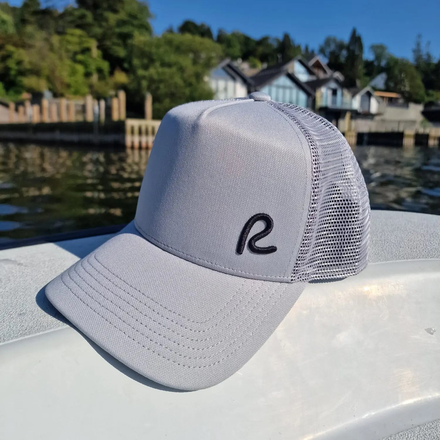 Rewired 2.0 Essential R Trucker Cap - Light Grey/Black